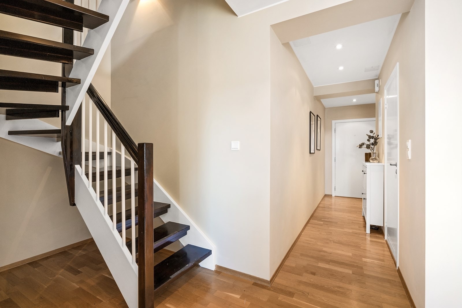 Gang samt trappegang opp til loftetasjen. Galleribilde