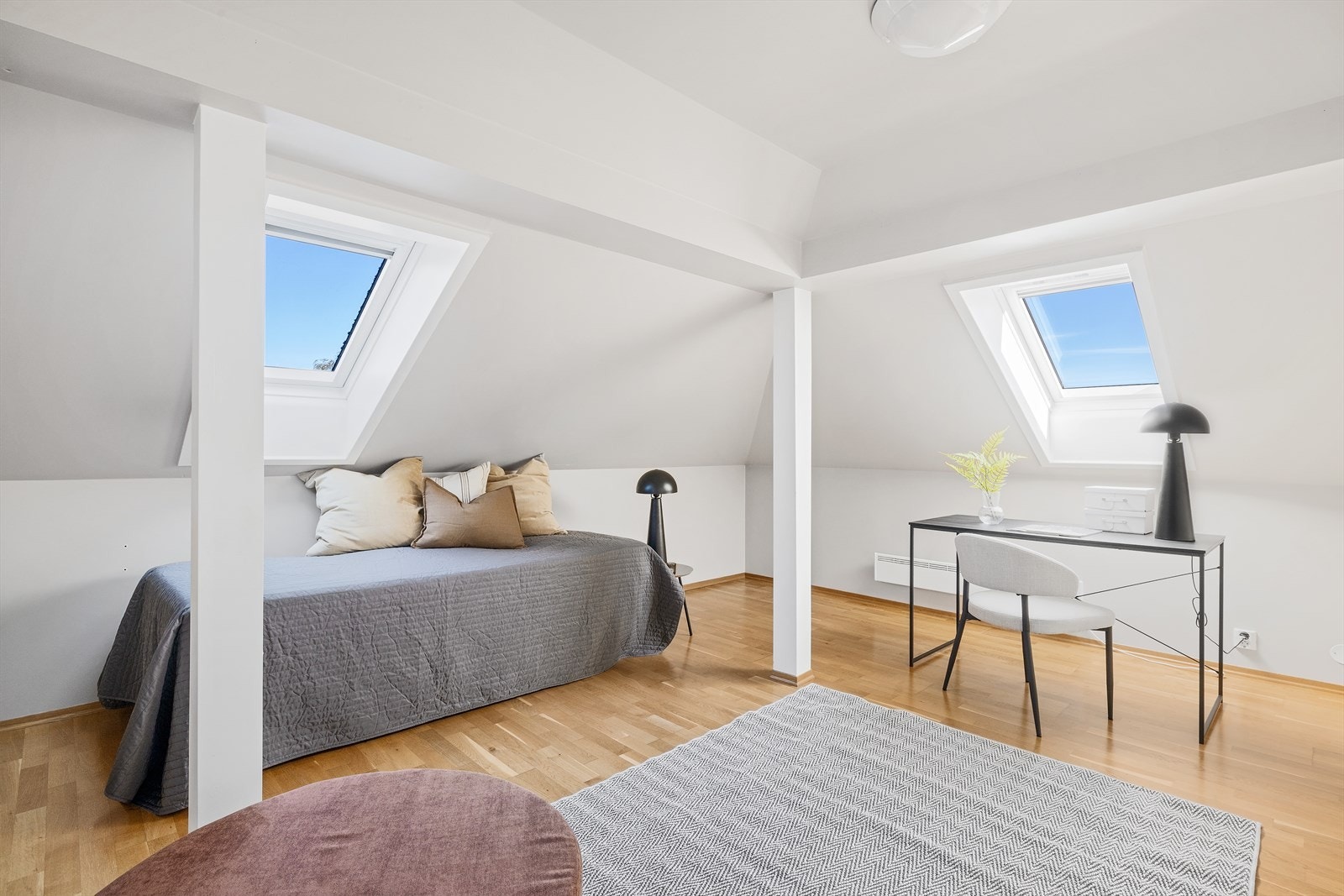 Loftstue nummer to benyttes som soverom og kontor. Det viktig å merke seg at dette rommet ikke er godkjent som soverom grunnet manglende rømningsvei. Galleribilde