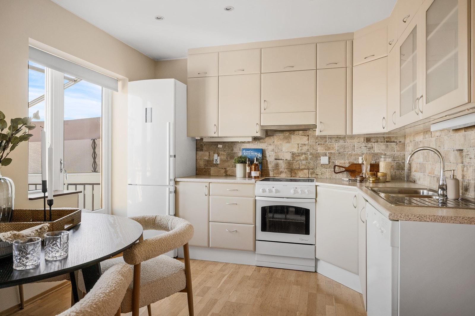 I stue/kjøkken er det parkett på gulvene, nymalte vegger og downlights i himling. Galleribilde