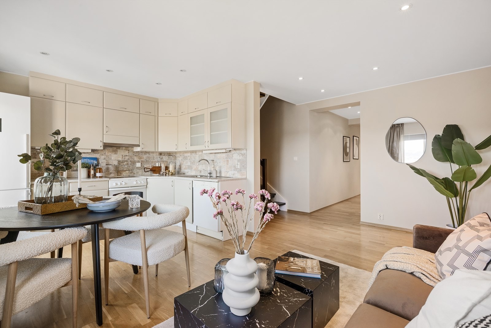 Stuen ligger i åpen løsning mot kjøkkenet og kan innredes med både sofagruppe og spisebord. Galleribilde