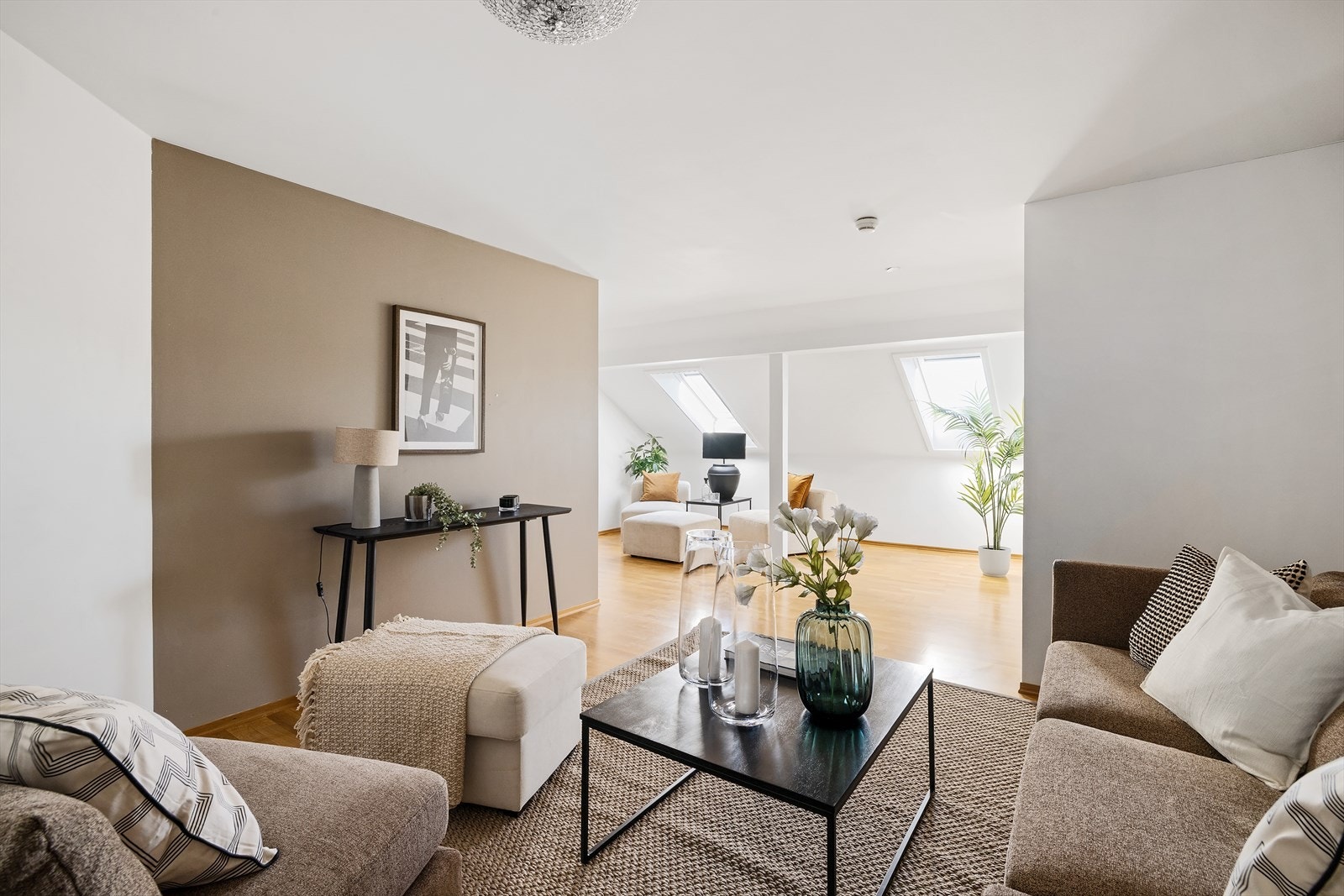 Loftstuen er romslig og kan innredes i flere soner med ulike sittegrupper. Galleribilde