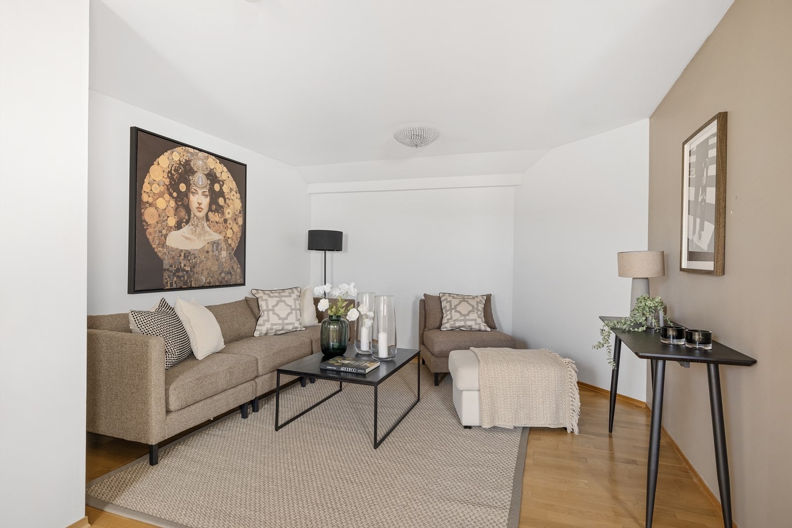 I loftetasjen kommer du inn til den første av to koselige loftstuer. Galleribilde