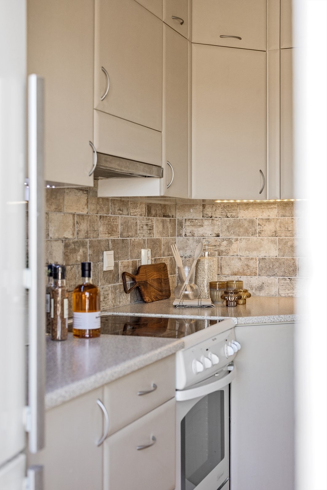 Frittstående hvitevarer på kjøkkenet medfølger i handelen. Galleribilde