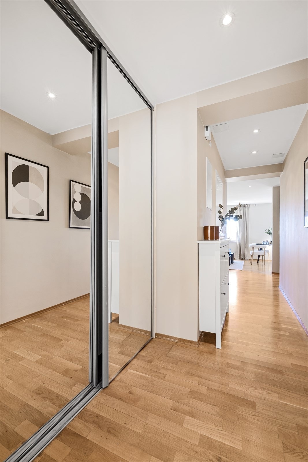 Det er montert skyvedører med speil i entréen. Galleribilde