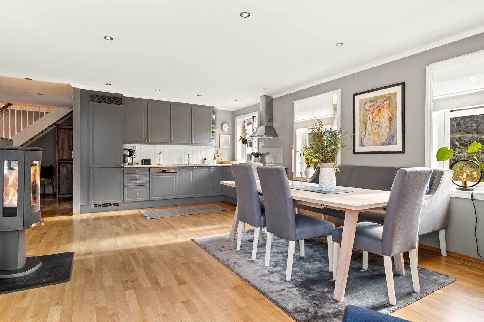 Stuen ligger i åpen løsning med kjøkkenet Galleribilde