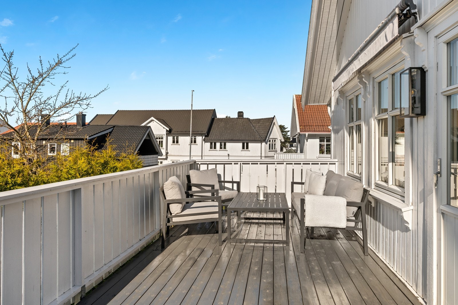 Leiligheten har en sydvestvendt veranda med gode solforhold Galleribilde