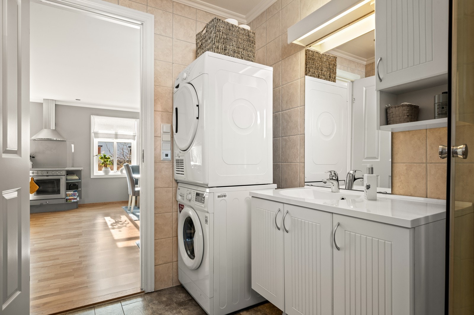 Rommet har innredning med nedfelt servant, toalett, dusjkabinett og opplegg for vaskemaskin Galleribilde