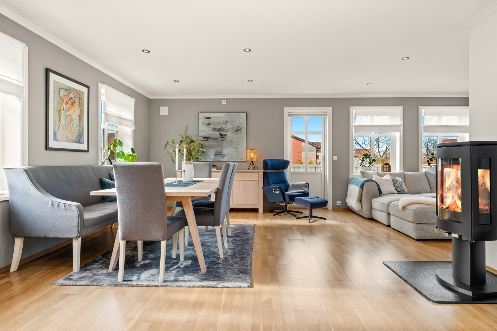 Det er god plass til både sofa- og spisegruppe Galleribilde