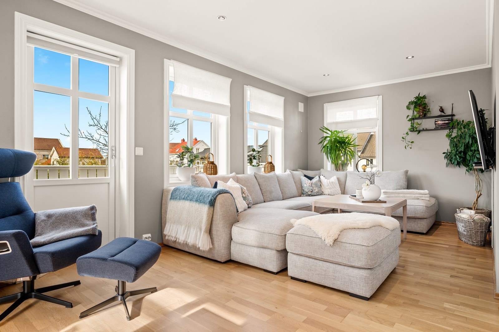 Stuen har gode vindusflater mot sydvest som gir rikelig med naturlig lys Galleribilde