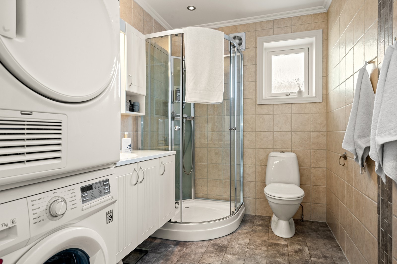 Badet har fliser på vegger og gulv. Det er varmekabler i gulv Galleribilde