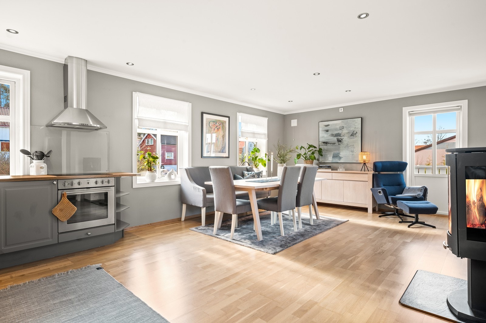 Over koketoppen er det kjøkkenventilator med avtrekk ut Galleribilde