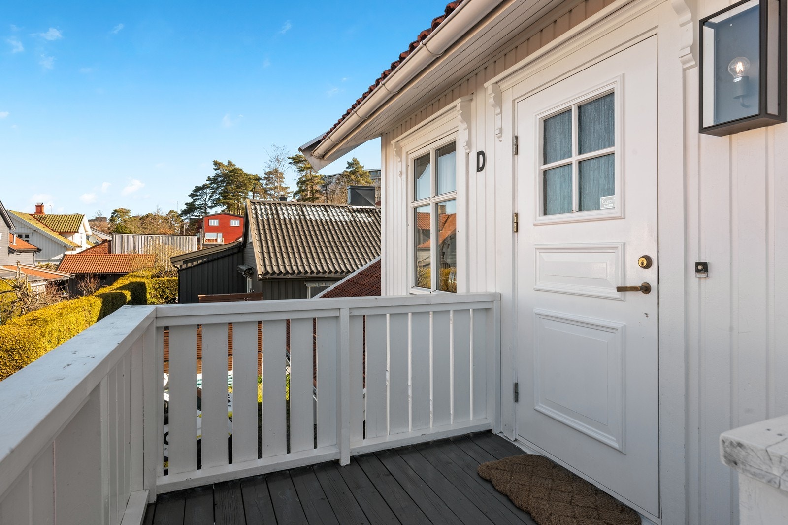 Leiligheten ligger i 2. etasje og har adkomst fra utvendig trapp Galleribilde