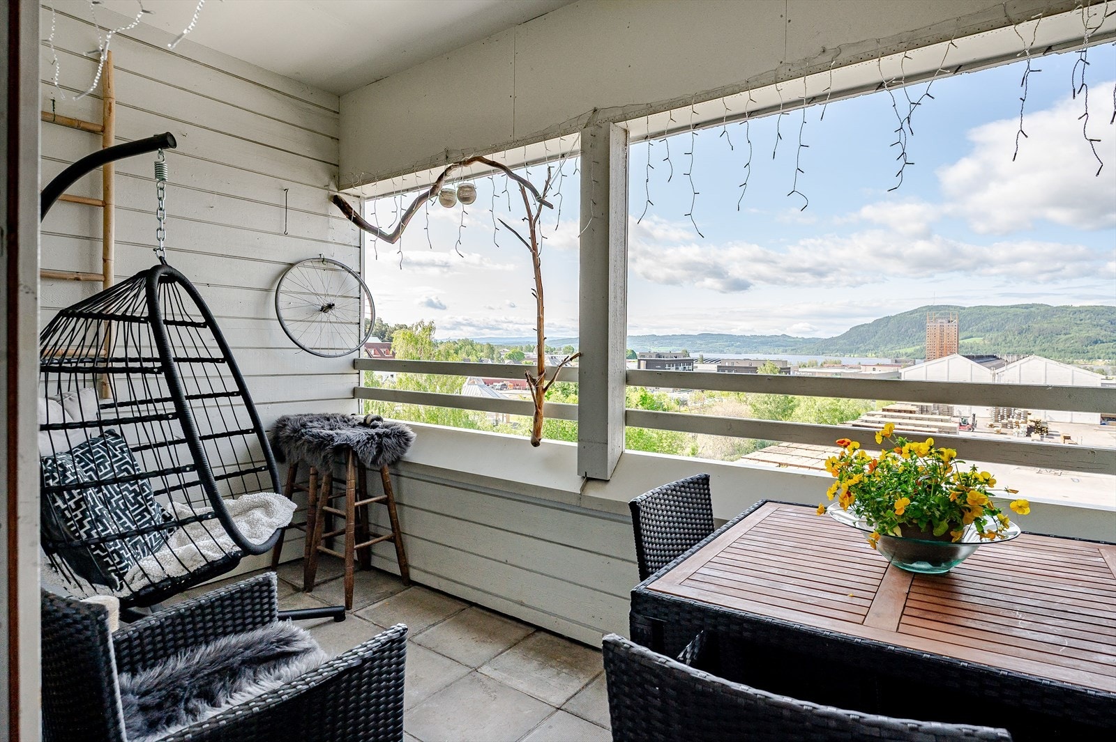 Overbygget balkong med utsikt over foranliggende bebyggelse om mot Mjøsa. Galleribilde