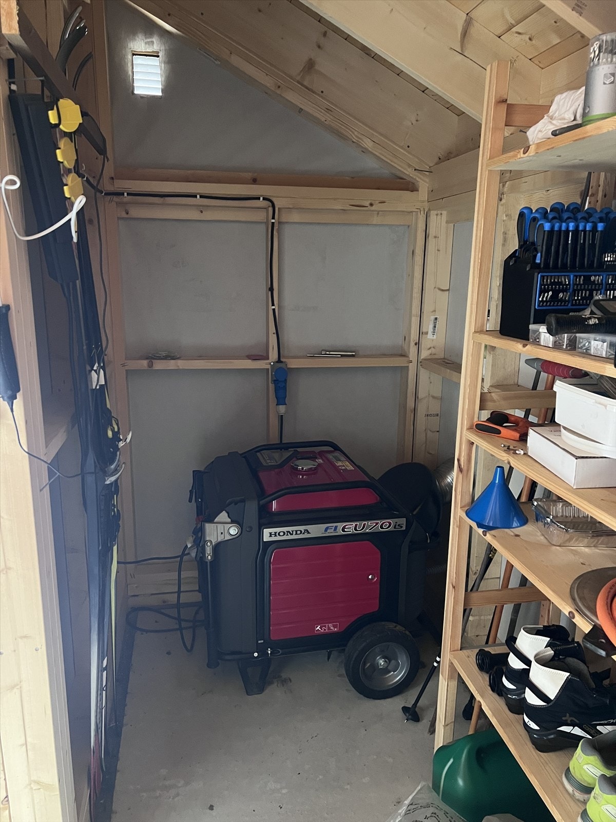 Kraftig, driftssikkert aggregat på 7000 kW, Honda FI EU70is. Denne har fjernstarter som styres inne fra hytten. Galleribilde