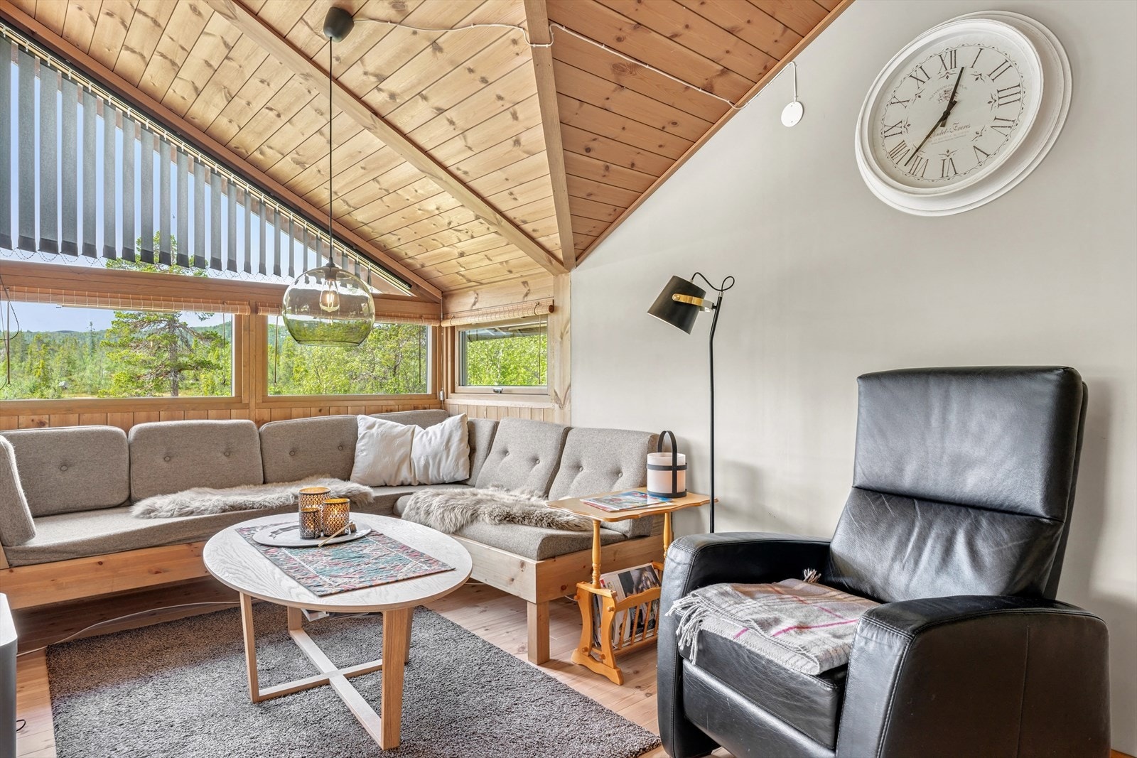 I stuen er det god plass til sitte- og spisegruppe. Galleribilde