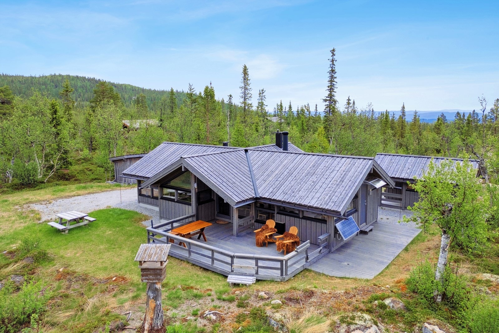 Sjarmerende hytte med moderne fasade - vakkert plassert i rolige omgivelser. Galleribilde