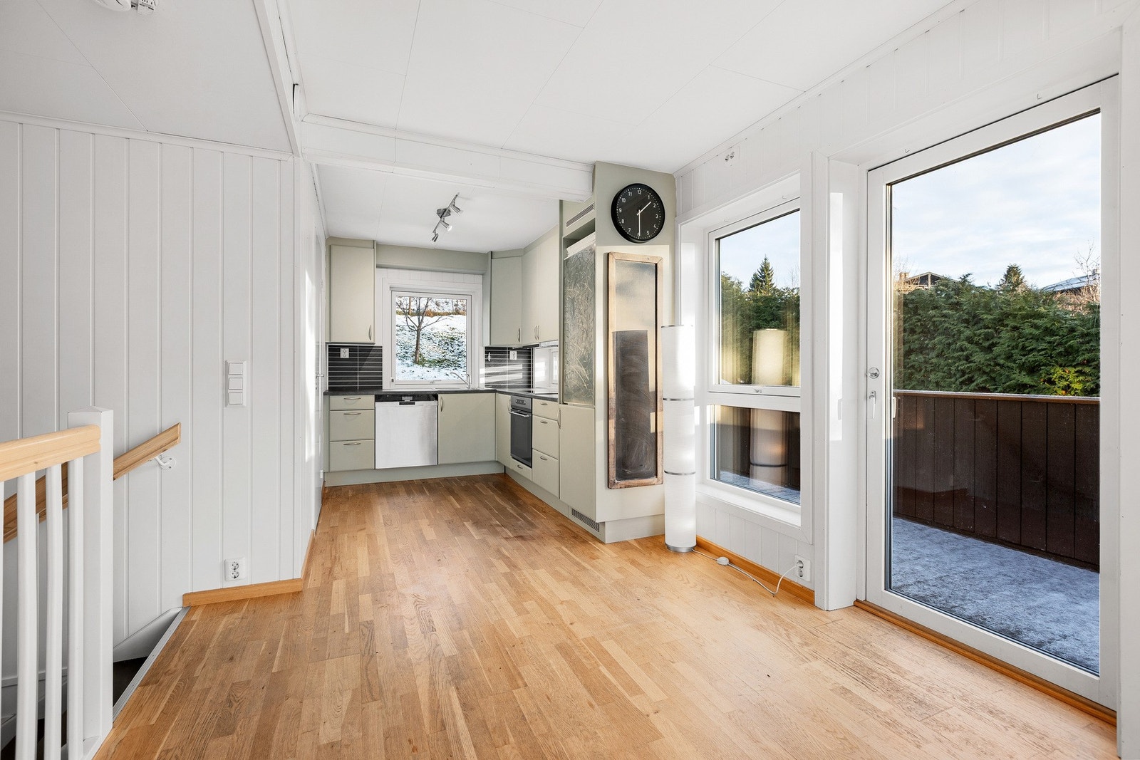 Kjøkkenet er kombinert med en spisestue, noe som legger til rette for sosialt samvær og gode måltider. Galleribilde