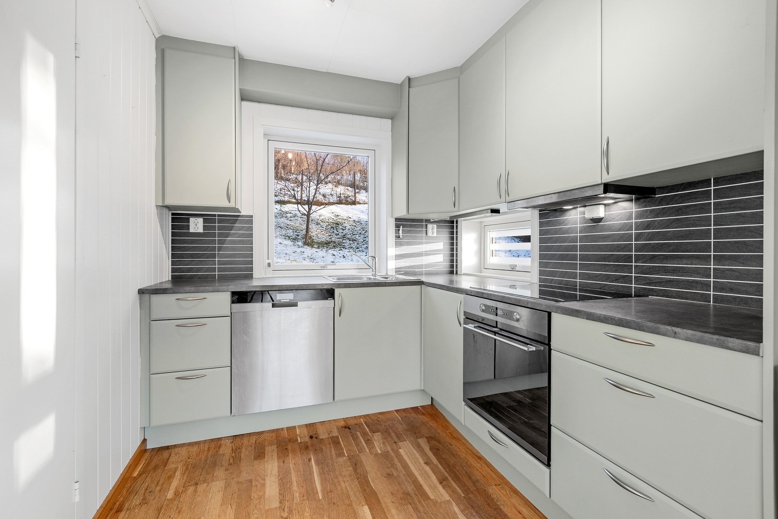 Kjøkkeninnredning er nylig malt og de er satt inn ny stekeovn og koketopp. Galleribilde