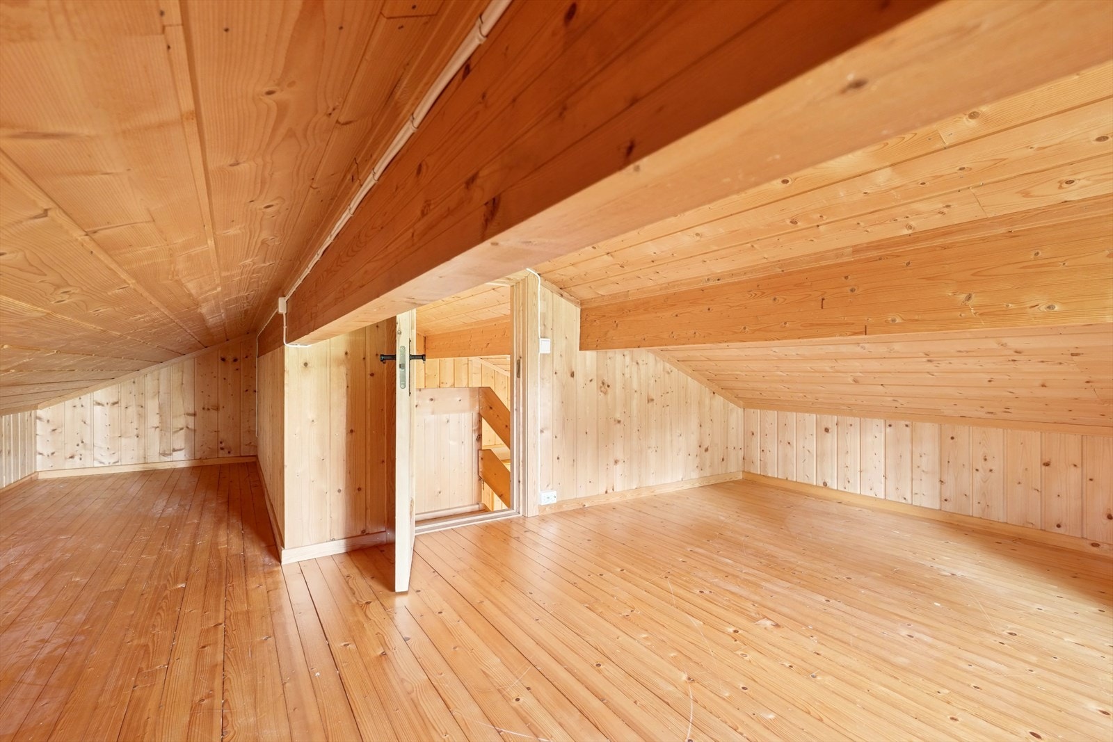 Romslig hems med adkomst via trapp fra kjøkkenet. Her er det god plass til tross for skrått tak. Galleribilde