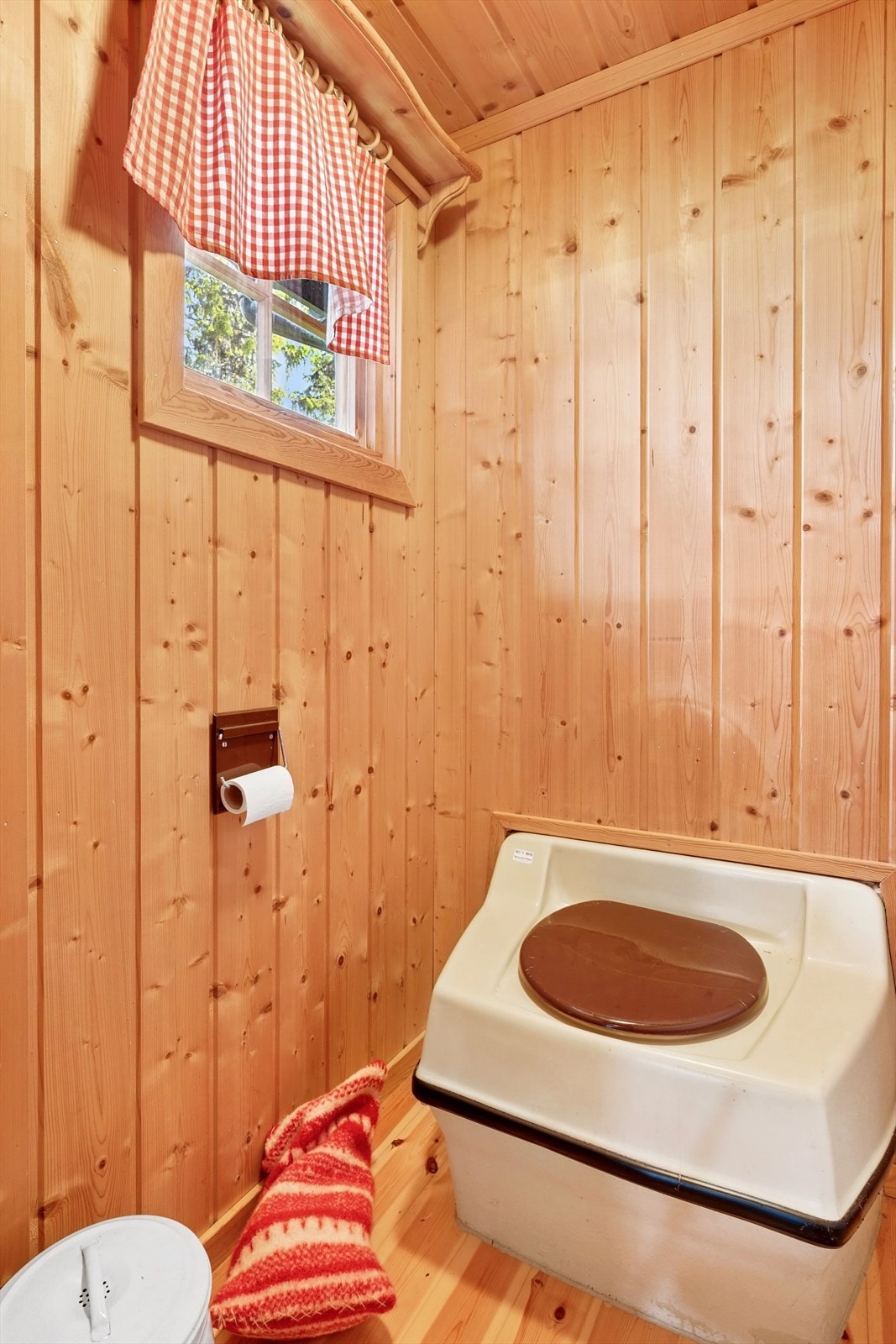 Videre inn fra vaskerommet er det et fint toalettrom med formuldningstoalett. Galleribilde