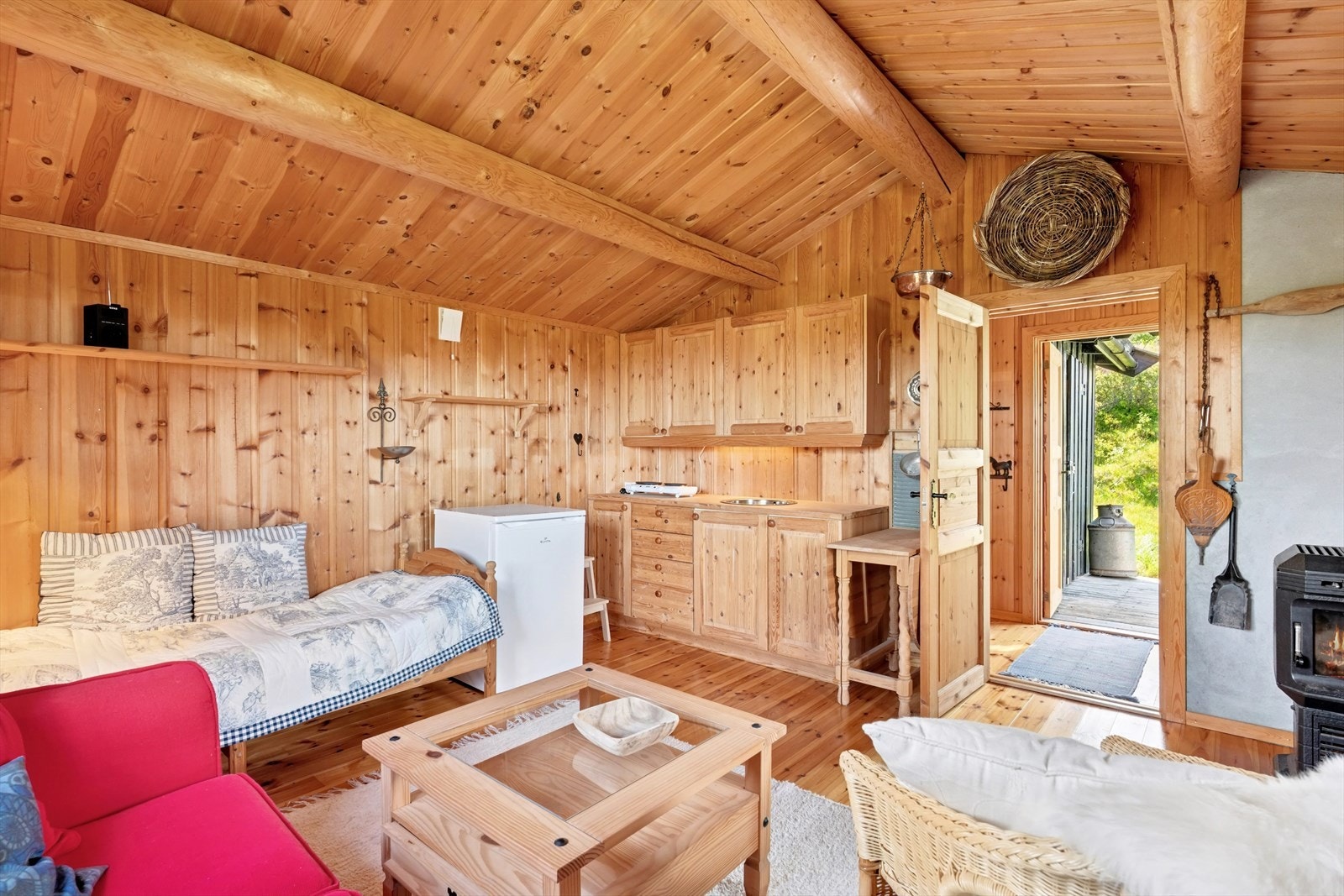 Annekset er romslig og kan sees på som en hytte nr 2, har strøm fra hytten, kombi ved/parafinovn, samt enklere kjøkkeninnredning med heltre furu kjøkkenbenk og overskap. Galleribilde