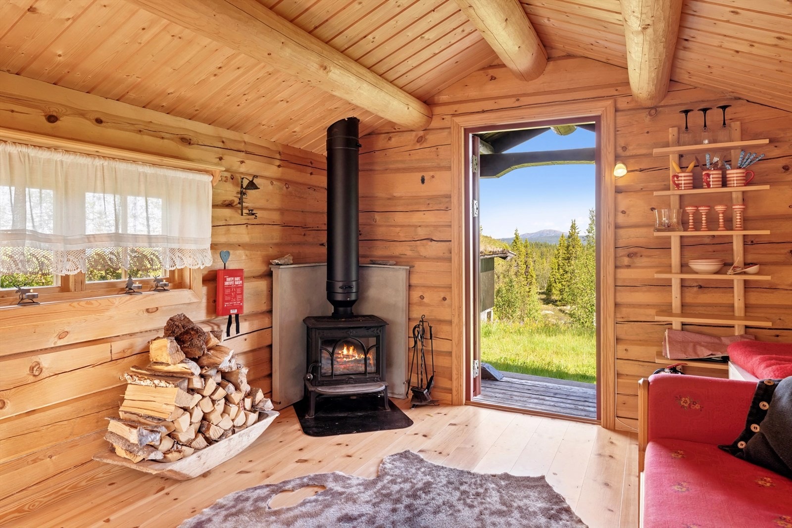 Flott peisovn som varmer stabburet godt! Galleribilde