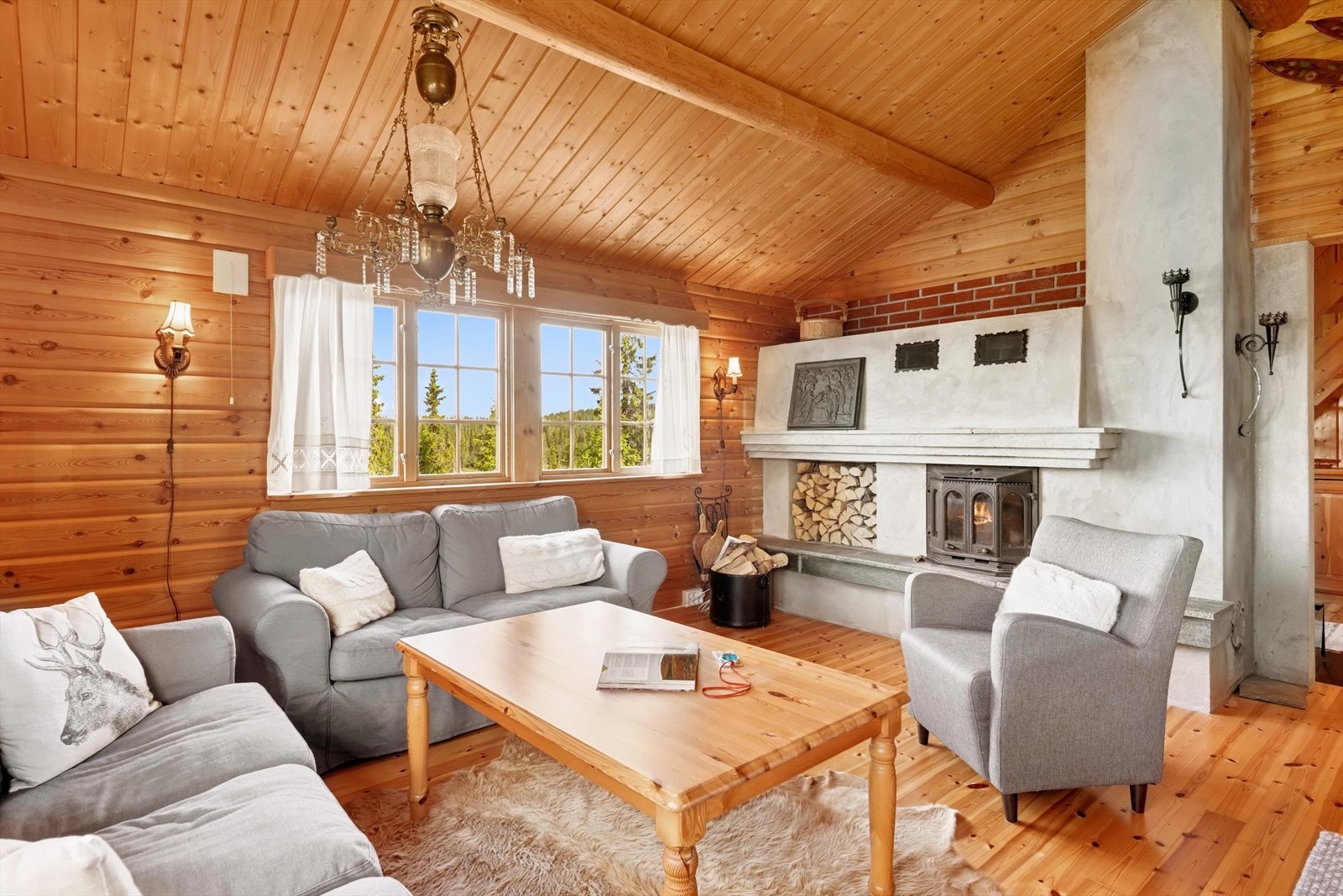 Stuen har en flott og solid murt peis med innsats som gir god varme etter en lang dag ute i skiløypen. Galleribilde