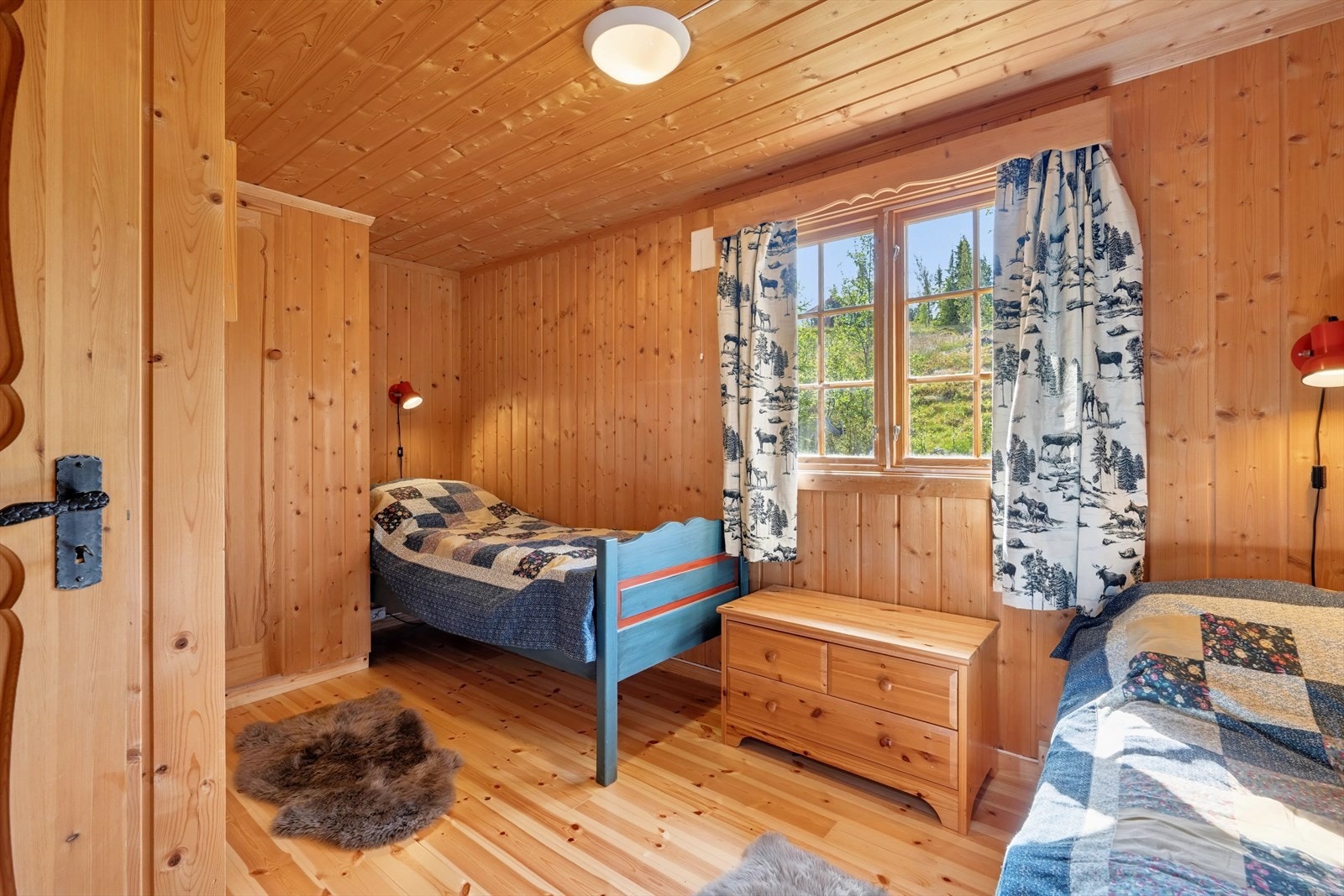 Hytten har 2 gode soverom med god plass til senger, kommoder, og nattbord. Galleribilde