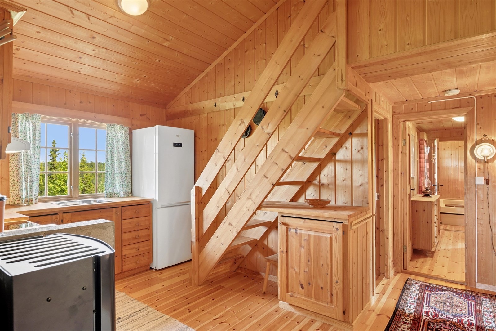 Det er kjøkkenventilator med avtrekk ut. Fra kjøkkenet har du ellers adkomst opp til hemsen. Galleribilde