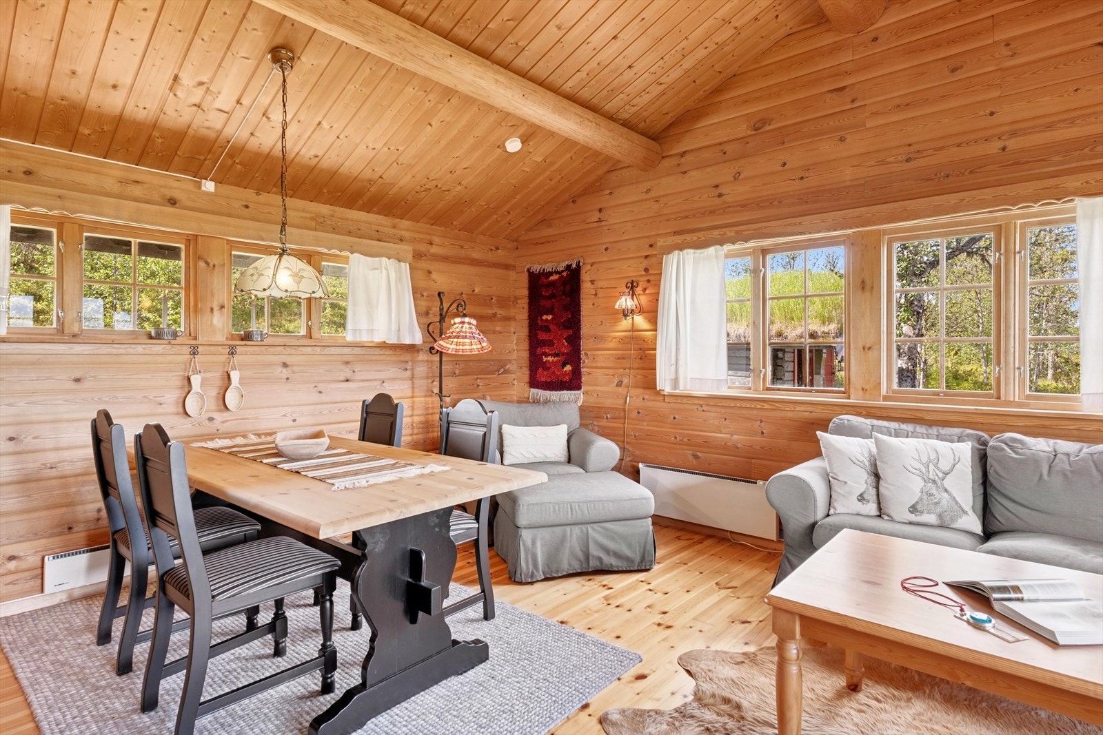 Her har du god plass til å ha over gjester over hyggelige måltider. Galleribilde