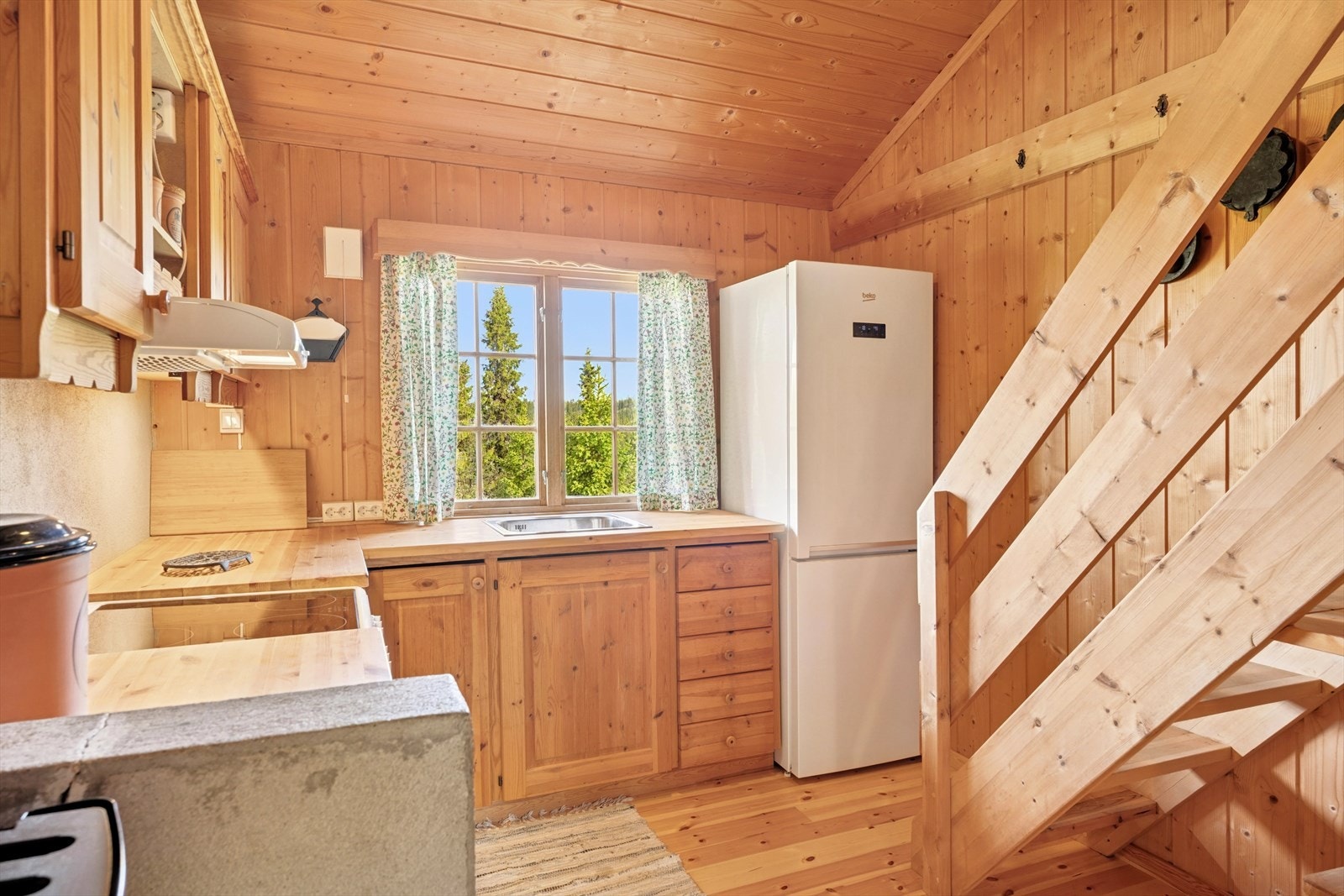 Pent kjøkken i heltre. Det er innlagt strøm, så her kan man ha blant annet komfyr og kjøleskap. Galleribilde