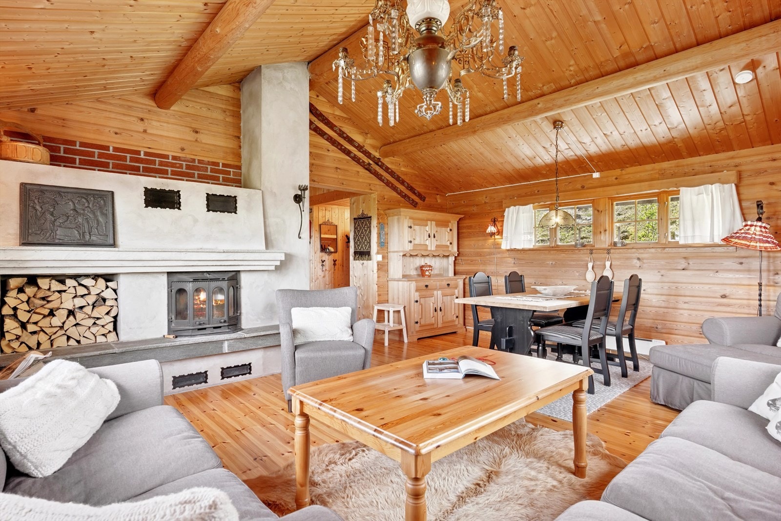 Hytten har en nydelig stue med god plass til flere soner. Galleribilde