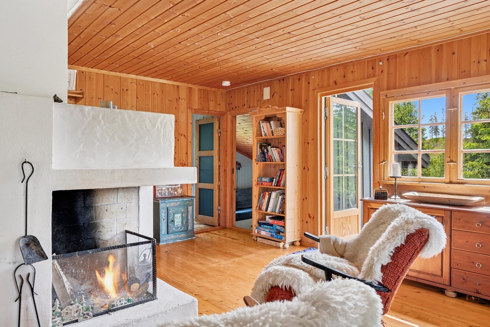 Rommet har også en flott, hvitmalt åpen peis uten innsats, med en større vedovn i tilknytning for ekstra varme og hygge. Galleribilde