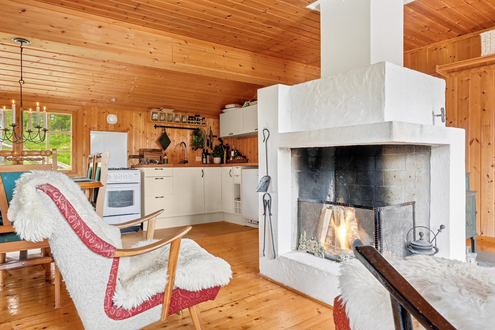 Kjøkkenet ligger i åpen og sosial løsning mot stuen. Galleribilde