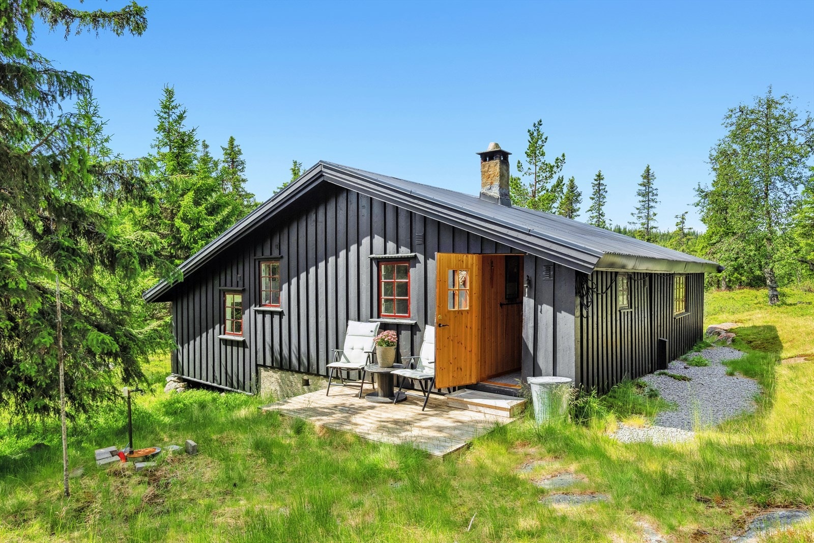 Du ønskes velkommen inn via et hyggelig inngangsparti med en terrasseplatting på ca. 6 kvm. Galleribilde