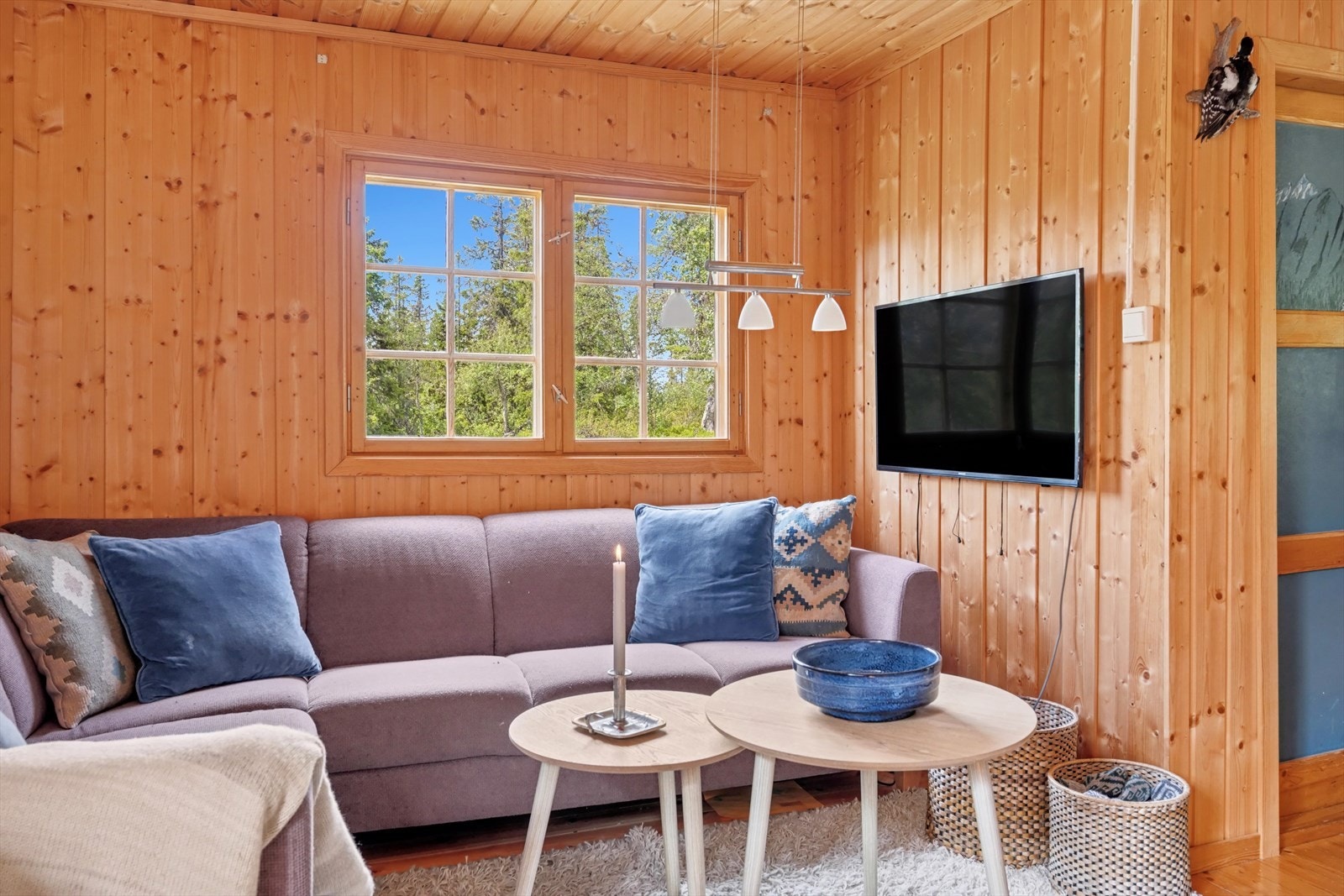 Stuen er praktisk inndelt i soner, med plass til sofagruppe, godstolen og spisebord. Galleribilde