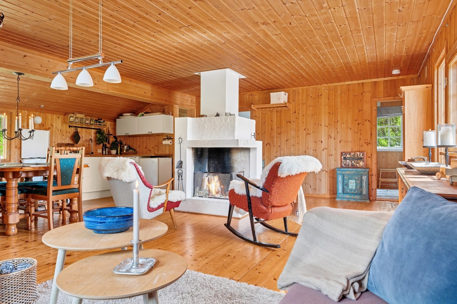 Stuen fremstår som innbydende og luftig, med pent tregulv, lune panelvegger og paneltak. Galleribilde