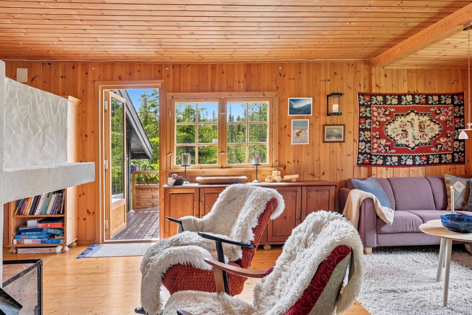 Her kan du nyte morgenkaffen med varme tær på peiskanten, eller et glass rødvin mens du lar blikket hvile i flammene en mørk høstkveld. Galleribilde