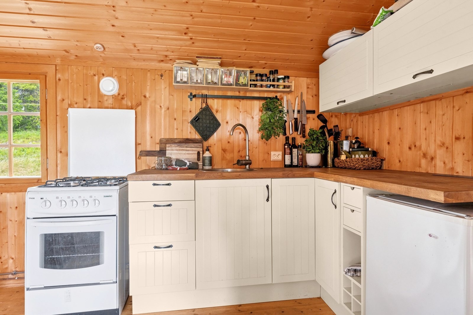 Kjøkkeninnredningen er pent utført med lyse, profilerte fronter og solid benkeplate i heltre eik. Galleribilde