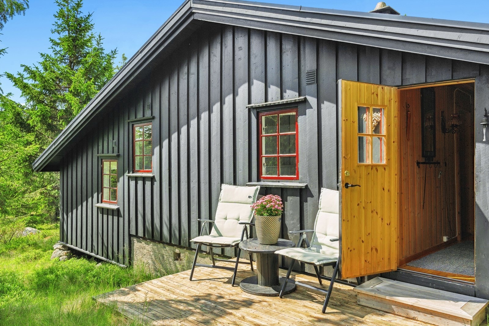 Her er det plass til to stoler og et bord, og du kan nyte solen. Galleribilde