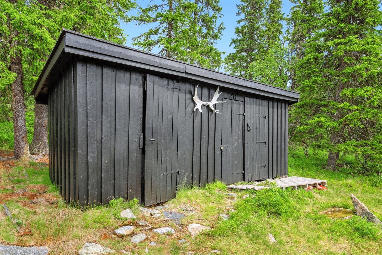 I tillegg har eiendommen et uthus på 11 kvm som inneholder et lagerrom, ved/redskapsbod og tidligere badstue = lagerrom. Galleribilde