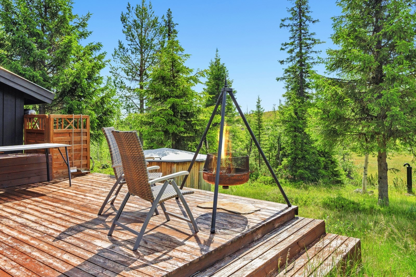 Stor terrasse på ca. 21 kvm med gode solforhold og naturskjønt utsyn. Galleribilde