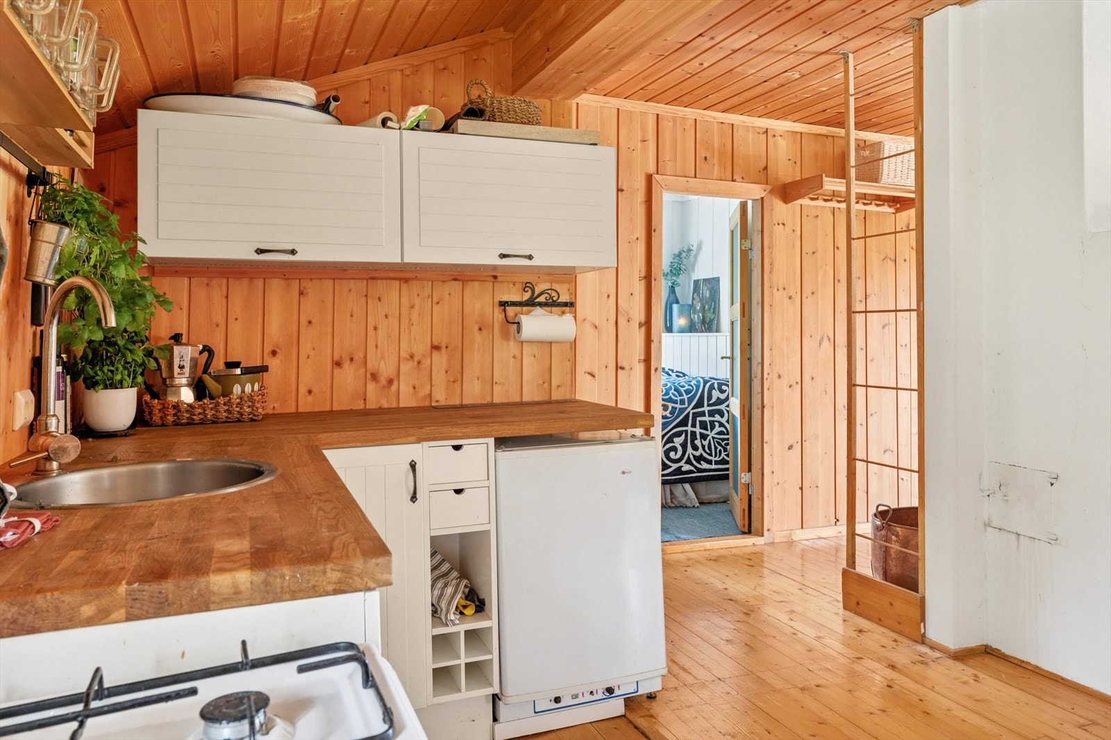 Kjøkkenet har plass til gasskomfyr og et mindre gasskjøleskap, samt en praktisk benkeplate med nedfelt utslagsvask og to overskap. Galleribilde