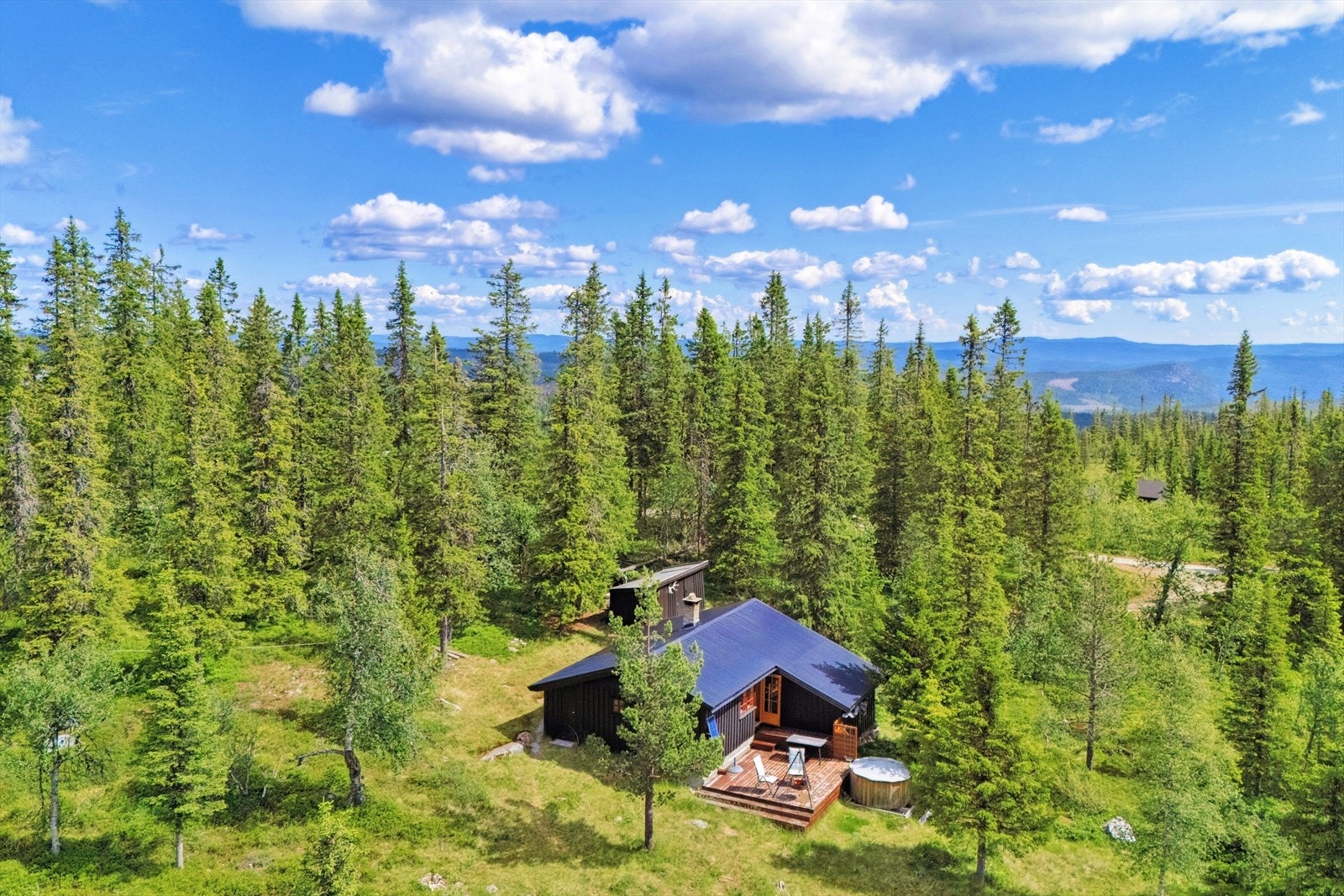 Muggedalsvegen 575 er en koselig hytte i tradisjonell stil, beliggende i naturskjønne omgivelser ca. 895 moh. i Muggedalen, Hedalen i Valdres. Galleribilde
