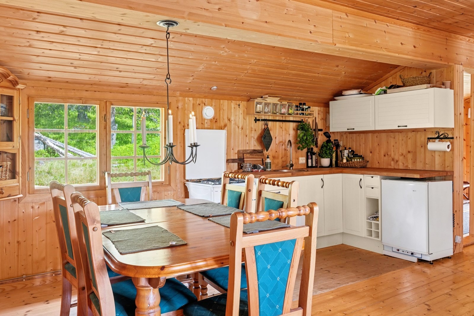 I sonen ved kjøkkenet er det god plass til et langbord. Galleribilde