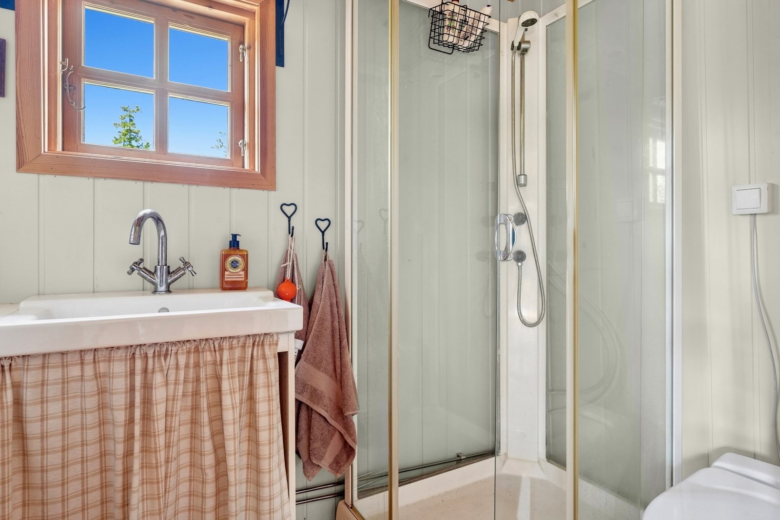 Hytten inneholder et innredet bad, etablert i 2006. Det gjøres oppmerksom på at rommet ikke er definert som våtrom, da det har lakkert tregulv og panelvegger. Galleribilde