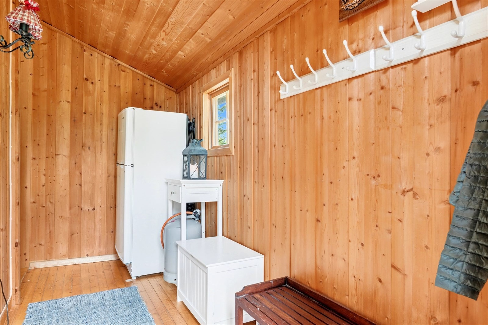 Innenfor døren møtes du av en entré med god plass til yttertøy og sko, samt mulighet for oppbevaringsmøbler. Galleribilde