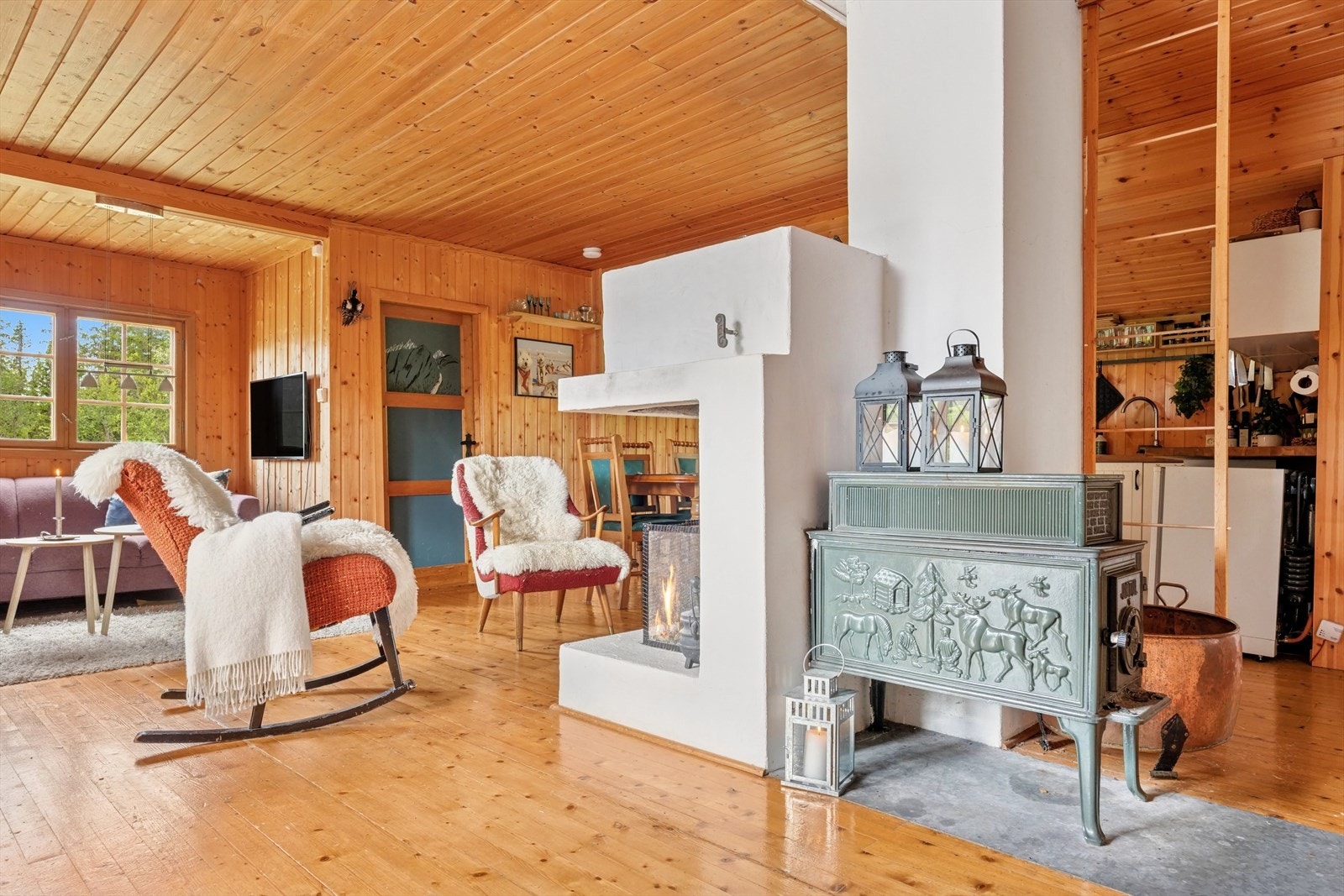 Fra vinduene på tre av veggene har du flott utsyn mot området og fjellene rundt. Galleribilde