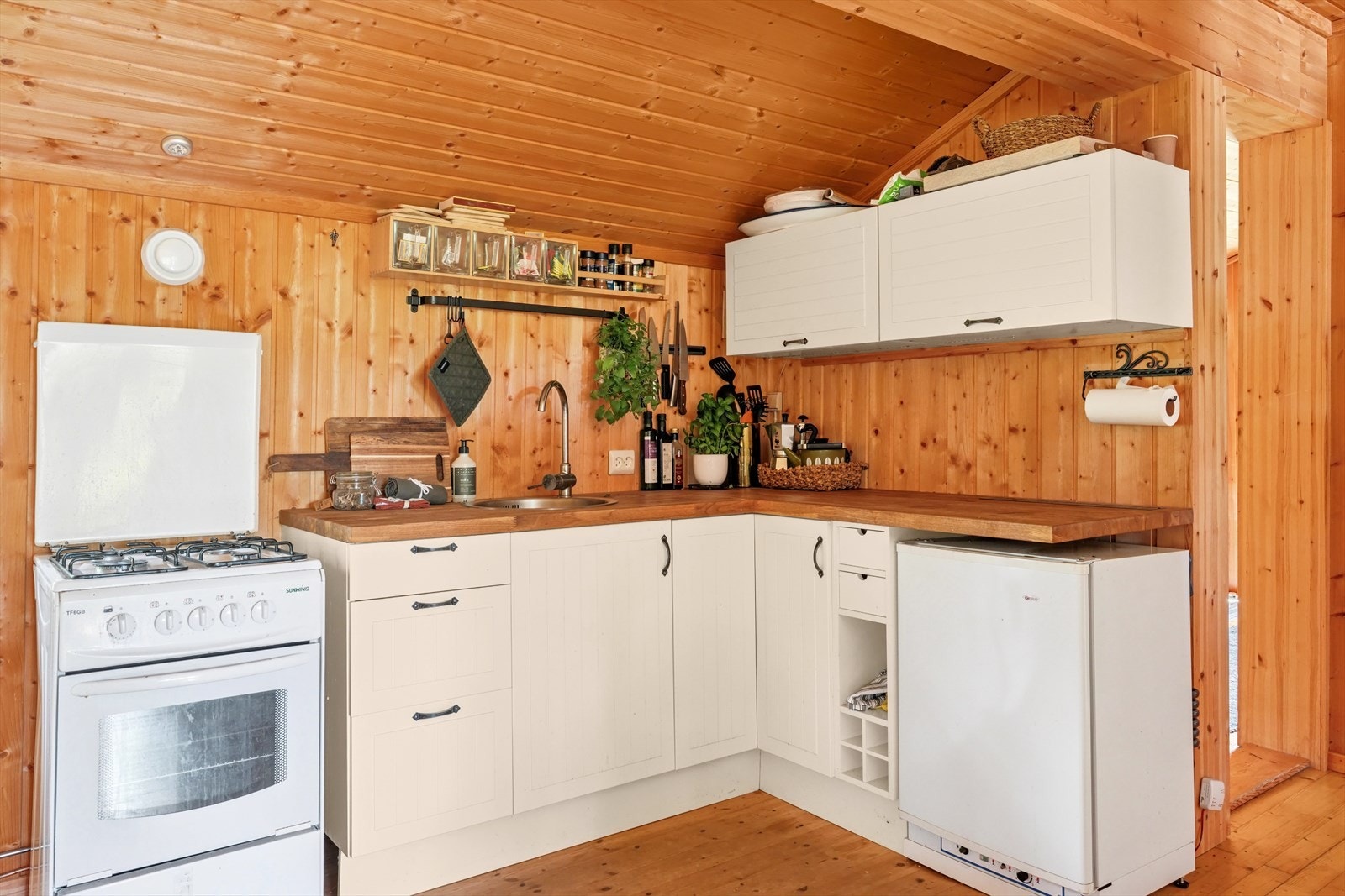 Kjøkkeninnredningen er fra IKEA og av nyere dato. Galleribilde