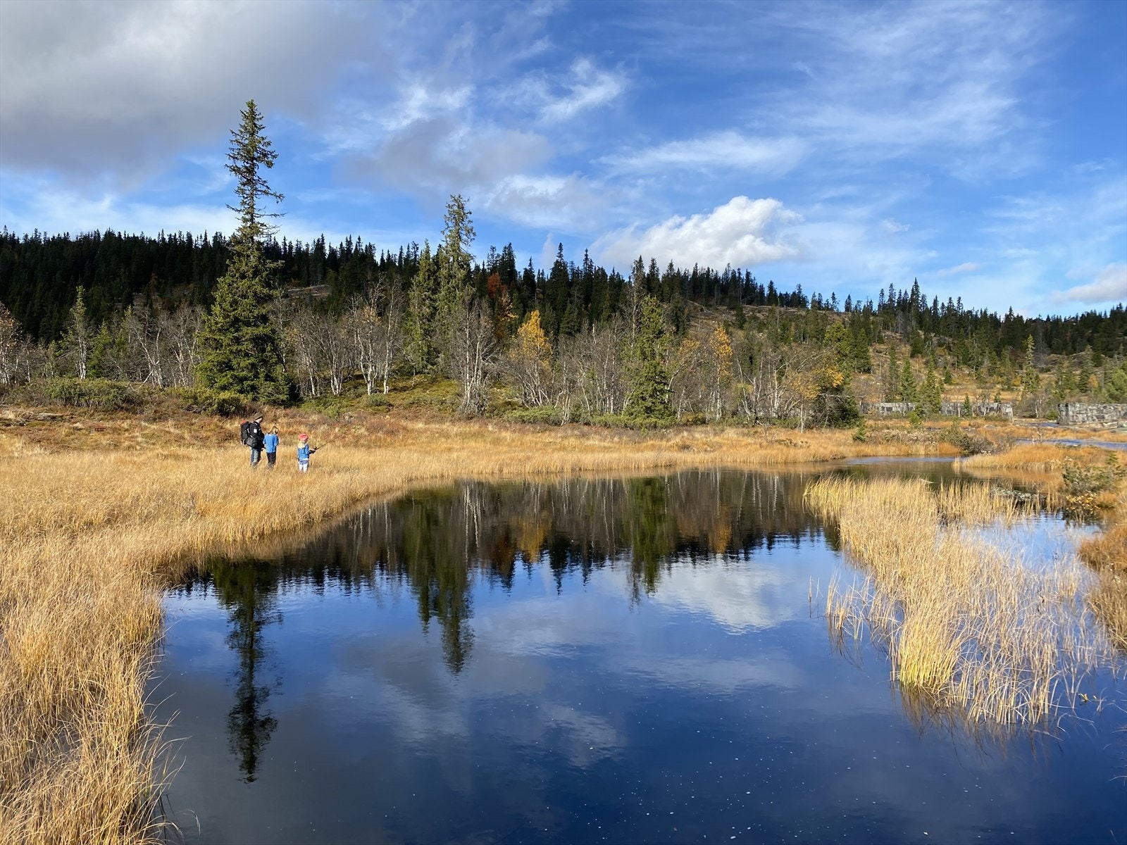 Bilde tatt av selger: Viser vannet som ligger i umiddelbar nærhet av hytten. Galleribilde